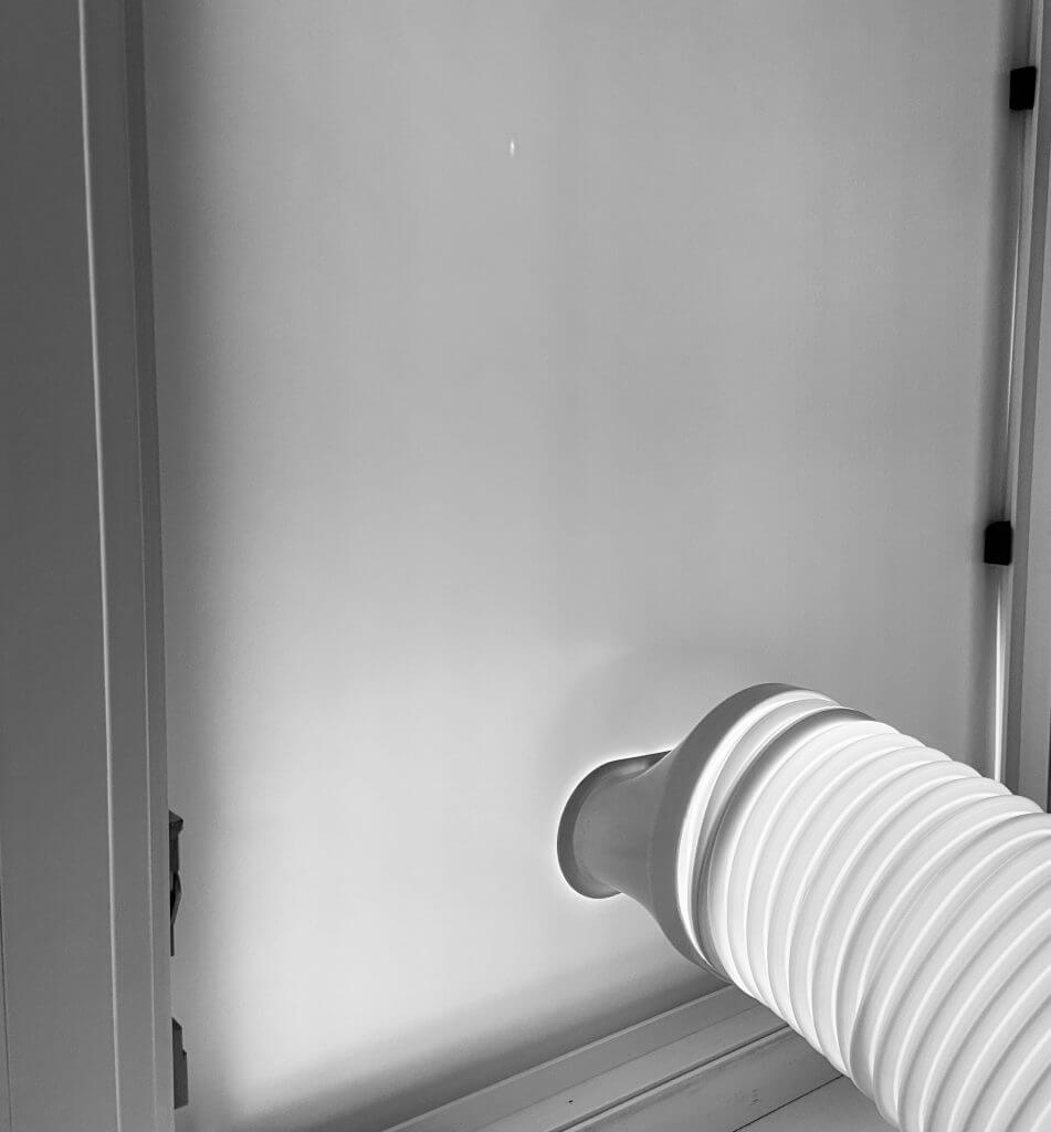 ClimaPlate – zábrana do okna pre mobilnú klimatizáciu